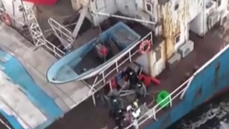大连海域狂风巨浪中货船9人遇险：交通运输部北海救助局紧急救援