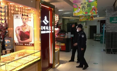 男子商场内抢金项链三小时后就落网