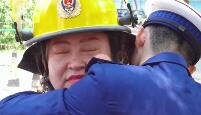 妈妈来接哨 消防员眼泪绷不住了